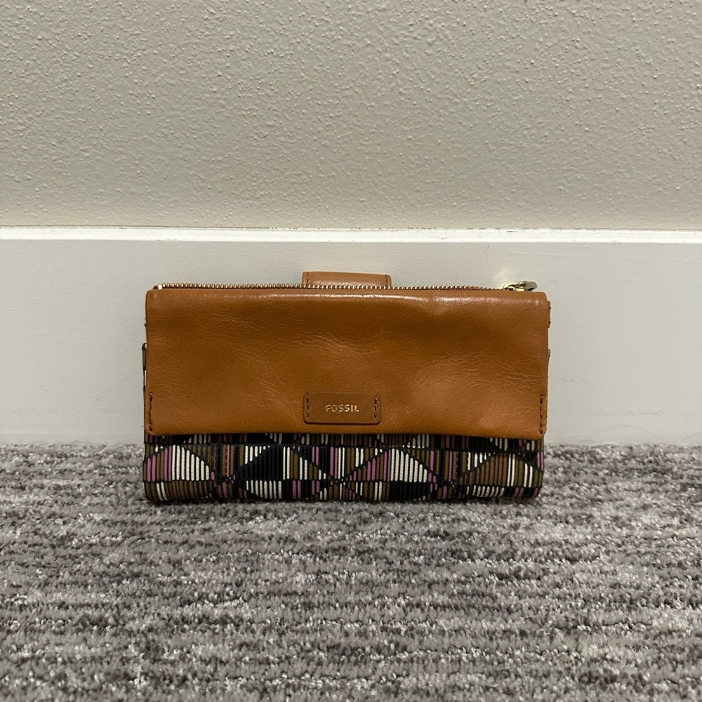 BRAND NEW WITHOUT TAGS! Women’s Fossil wallet